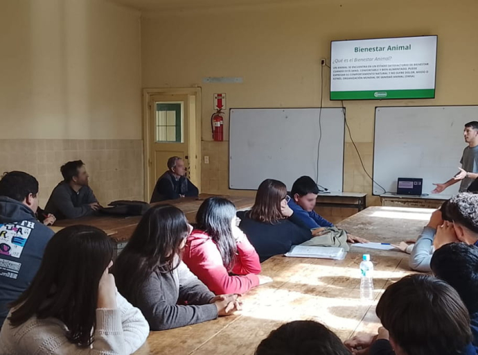 Mastellone Hnos. lanza un programa sobre bienestar animal y huella de carbono para estudiantes del agro.